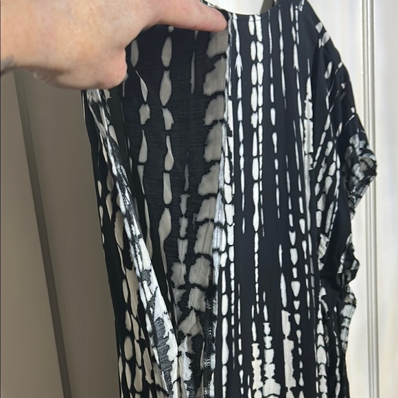Black and White Resort Maxi Dress with V-Neck - Picture 4 of 4